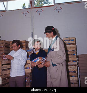 Der gelernte Bäcker Baron Johannes Dieter von Malsen Ponickau verkauft sein / deutscher Kunst gebackenes Brot in Nanterre bei Paris, Frankreich 1970. Seine Ausbildung als Bäcker macht Baron Johannes Dieter von Malsen Ponickau sein deutsches Brot in Colombes in der Nähe von Paris, Frankreich 1970 verkaufen. Stockfoto