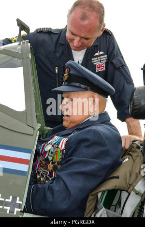 Franciszek Tomczak, polnischer 306Sqn-Pilot des Zweiten Weltkriegs. Veteran aus dem Zweiten Weltkrieg sitzt in Spitfire mit dem RAF BBMF-Piloten Russ Allchorne Stockfoto