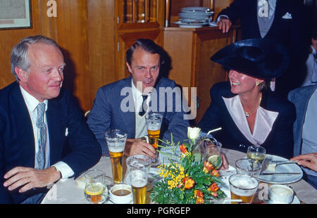 Georg Heinrich Baron Thyssen Bornemisza (Mitte) mit Gästen, Ca. 1987. Georg Heinrich Baron Thyssen Bornemisza (Mitte) mit Gästen, Ca. 1987. Stockfoto