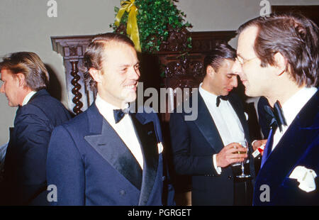 Georg Heinrich Baron Thyssen Bornemisza (links) im Gespräch bei einer Abendveranstaltung, Ca. 1986. Georg Heinrich Baron Thyssen Bornemisza (links) im Gespräch mit Gästen bei einer Abendveranstaltung, Ca. 1986. Stockfoto