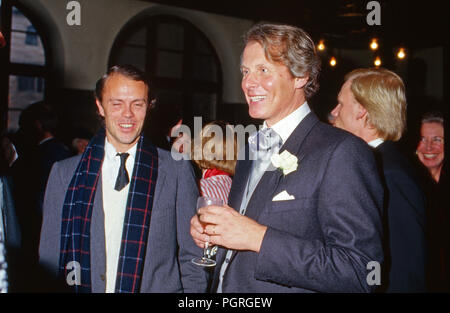 Georg Heinrich Baron Thyssen Bornemisza (Mitte) mit Gästen, Ca. 1987. Georg Heinrich Baron Thyssen Bornemisza (Mitte) mit Gästen, Ca. 1987. Stockfoto