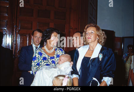 Georg Heinrich Baron Thyssen Bornemisza (links) Als Taufpate bei der Taufe eines der Kinder von Prinzessin Marie Louise von Preussen und ihres Gatten und Herr Rudolf Graf von Schönburg Glauchau in Marbella, Spanien 1986. Georg Heinrich Baron Thyssen Bornemisza (links) als Pate eines der Kinder der Prinzessin Marie Louise von Preußen und ihr Mann Rudolf Graf von schoenburg Glauchau bei Marbella, Spanien 1986. Stockfoto