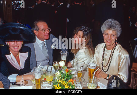 Teresa Prinzessin zur Lippe Weißenfeld (rechts), die Mutter von Georg Heinrich Baron Thyssen Bornemisza, Ca. 1987. Teresa Prinzessin zur Lippe Weißenfeld (rechts), der Mutter von Georg Heinrich Baron Thyssen Bornemisza, Ca. 1987. Stockfoto