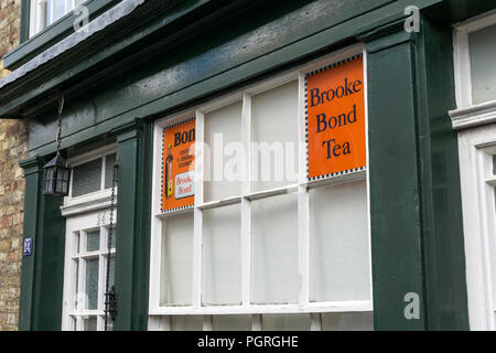 Fassade eines alten Shop, jetzt zu Wohnnutzung umgewandelt, Anzeigen vintage Brooke Bond Tea anzeigen; Kimbolton, Großbritannien Stockfoto