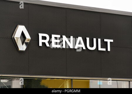 Prag, tschechische Republik - 15. AUGUST 2018: Renault Logo vor der Händlerniederlassung Gebäude am 15. August 2018 in Prag, Tschechische Republik. Stockfoto