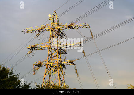 Elektrische Pylonen in der Dämmerung in England Stockfoto