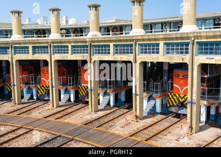 16. Februar 2018, Changhua Taiwan: Zug in Ventilator geparkt - förmigen Zug Garage am Bahnhof Roundhouse in Changhua Taiwan Stockfoto