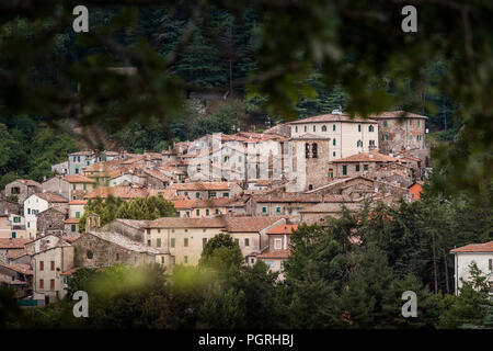 Montieri, Grosseto, Toskana - alte Dorf zwischen Eichen und Buchen und getrockneten Kastanien, die das Meer von Follonica mit einer einzigen Straße verbindet Stockfoto