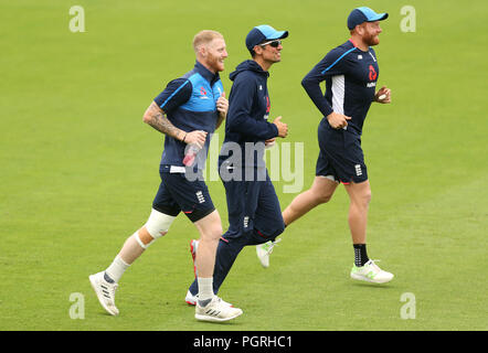 England's Ben Stokes (links), Alastair Koch und Jonny Bairstow (rechts) während einer Netze Session in der AGEAS Schüssel, Southampton. Stockfoto