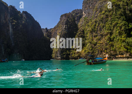 Gruppe der Schwimmer Position auf Kho Phi Phi an Land, nachdem sie in das Wasser von Ihrem longboat sprang. Stockfoto