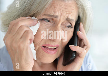 Portrait von hochrangigen Geschäftsleuten in der officebeautiful alte Frau Gespräche am Telefon arbeiten Stockfoto