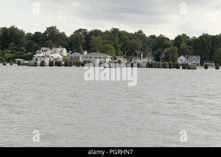 Jamestown - Schottland Fähre über den Jame River in Virginia, USA. Blick auf den Pier in Schottland. Stockfoto