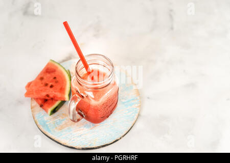 Wassermelone Smoothie in einem Glas auf Marmor tisch Stockfoto