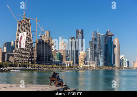 Doha, Katar - Jan 8 2018 - Einheimische genießen einen schönen Tag in Doha, Gebäude im Hintergrund, blauer Himmel Tag Stockfoto