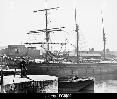 Wartezeit durch eine Schleuse zu gehen, London Docks, 1900 Stockfoto