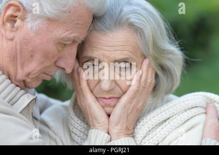 Close up Portrait von traurigen senior Paar in Park Stockfoto