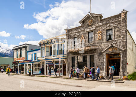 Camp Skagway Nr. 1 von 1899 und touristische Geschäfte in der Hauptstraße in Skagway, Alaska USA Stockfoto