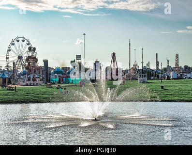 Geddes, New York, USA. August 23, 2018. Landschaft der West End mit Brunnen und künstlichen Teich in der Nähe der Mitte des New York State Fairgrounds Stockfoto