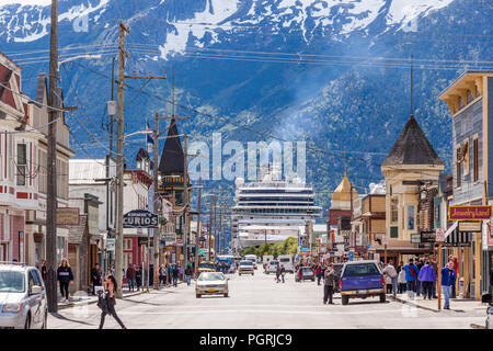 Kreuzfahrtschiffe im Hafen ganz in der Nähe der Geschäfte in der Hauptstraße in Skagway, Alaska USA Stockfoto