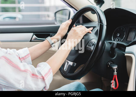 Teilweise mit Blick auf die Frau, die während der Fahrt Auto hupen Hupe Stockfoto