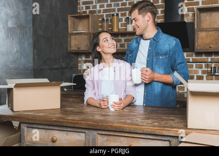 Schöne junge Paar trinken Kaffee in der Küche des neuen Hauses Stockfoto
