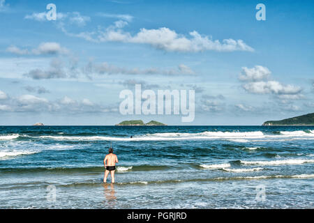 Mann angeln an Ingleses Strand. Florianopolis, Santa Catarina, Brasilien. Stockfoto