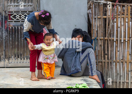 Ha Giang, Vietnam - 17. März 2018: Mutter und Kind von der ethnischen Minderheit der Hmong im Norden von Vietnam Stockfoto