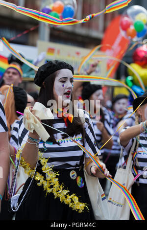 Eine Frau in Marcel Marceau Typ Outfit, während die an der Manchester 2018 Pride Parade angezogen. Stockfoto