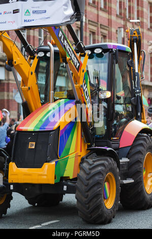 Ein JCB Bagger in Regenbogenfarben, die sich an der Manchester 2018 Pride Parade. Stockfoto