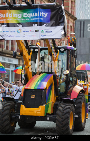 Ein JCB Bagger in Regenbogenfarben, die sich an der Manchester 2018 Pride Parade. Stockfoto