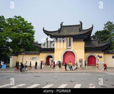 25. April 2018, Wuhan China: Street View und Haupteingang des Guiyuan Tempel in Wuhan Stockfoto