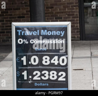 Tavel Geld, Euro und Dollar, Wechselkurs Pfund Sterling. Zeichen außerhalb der High Street. UK. August 2018 Stockfoto