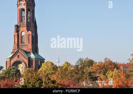 Görlitzer Park Berlin im Herbst mit Emmaus-Ölberg Kirchengemeinde Stockfoto