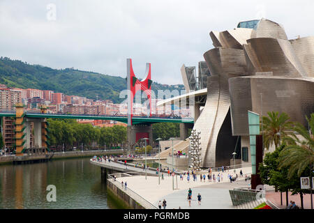 BILBAO, SPANIEN - 25. JULI 2018: Touristen an Guggenheim Museum Bilbao, eine der beliebtesten Touristenattraktionen in Baskenland Hauptstadt auf J Stockfoto