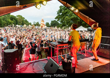 Basement Jaxx eine grössere Menge an Lunar festival Solihull England Stockfoto