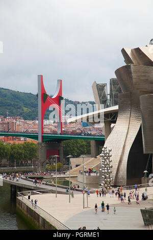 BILBAO, SPANIEN - 25. JULI 2018: Touristen an Guggenheim Museum Bilbao, eine der beliebtesten Touristenattraktionen in Baskenland Hauptstadt auf J Stockfoto
