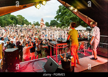 Basement Jaxx eine grössere Menge an Lunar festival Solihull England Stockfoto