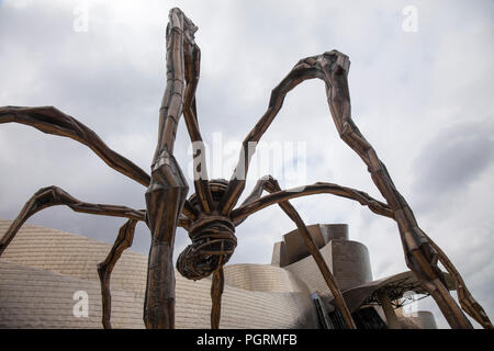 BILBAO, SPANIEN - 25. JULI 2018: Ausgabe von Skulptur namens Maman von Louise Bourgeois ist auf Anzeige außerhalb des Guggenheim Museum Bilbao, einer der Mos Stockfoto