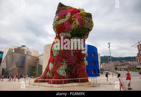 BILBAO, SPANIEN - 25. JULI 2018: Florale Skulptur als Welpe von Jeff Koons ist auf Anzeige außerhalb des Guggenheim Museum Bilbao, einer der beliebtesten Stockfoto