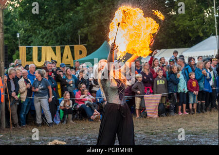 Weibliche Feuerschlucker Stockfoto