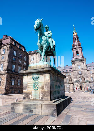 König Christian IX equestrian Statue, der Turm das höchste Gebäude in Kopenhagen, Christansborg Palace, Kopenhagen, Seeland, Dänemark, Europa. Stockfoto