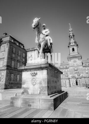 B&W, Reiterstatue von König Christian IX., das höchste Gebäude in Kopenhagen, Christansborg Palast, Kopenhagen, Seeland, Dänemark, Europa. Stockfoto