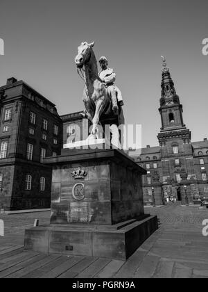 B&W, Reiterstatue von König Christian IX., das höchste Gebäude in Kopenhagen, Christansborg Palast, Kopenhagen, Seeland, Dänemark, Europa. Stockfoto