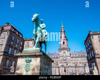 König Christian IX equestrian Statue, der Turm das höchste Gebäude in Kopenhagen, Christansborg Palace, Kopenhagen, Seeland, Dänemark, Europa. Stockfoto