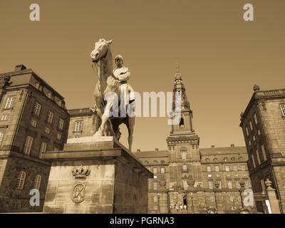 B&W, Reiterstatue von König Christian IX., das höchste Gebäude in Kopenhagen, Christansborg Palast, Kopenhagen, Seeland, Dänemark, Europa. Stockfoto