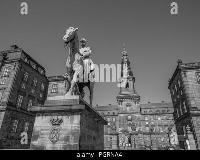 B&W, Reiterstatue von König Christian IX., das höchste Gebäude in Kopenhagen, Christansborg Palast, Kopenhagen, Seeland, Dänemark, Europa. Stockfoto