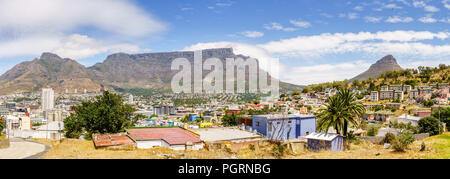 Panoramablick auf Kapstadt mit dem Tafelberg und der Lions Head Berg im Hintergrund Stockfoto