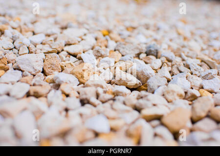 Tan, Weiße und graue Felsen kies Kies mit unscharfen bokeh Hintergrund Kanten und Nahaufnahme Detail für Zufahrten, Landschaftsgestaltung, und Französisch Abflüsse Stockfoto