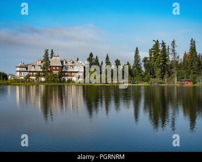 Bergsee Strbske Pleso im Nationalpark Hohe Tatra, Vysoke Vertrag, Slowakei, Europa. Strbske Pleso, Slowakei, Europa. Beauty Welt. Stockfoto