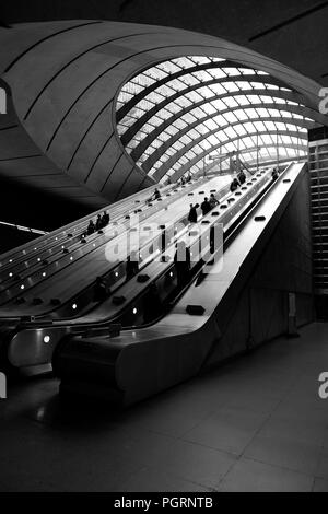 Die U-Bahnstation Canary Wharf. Es wird von der Jubilee Line und DLR serviert. Canary Wharf ist ein bankenviertel im Osten von London (UK). Stockfoto